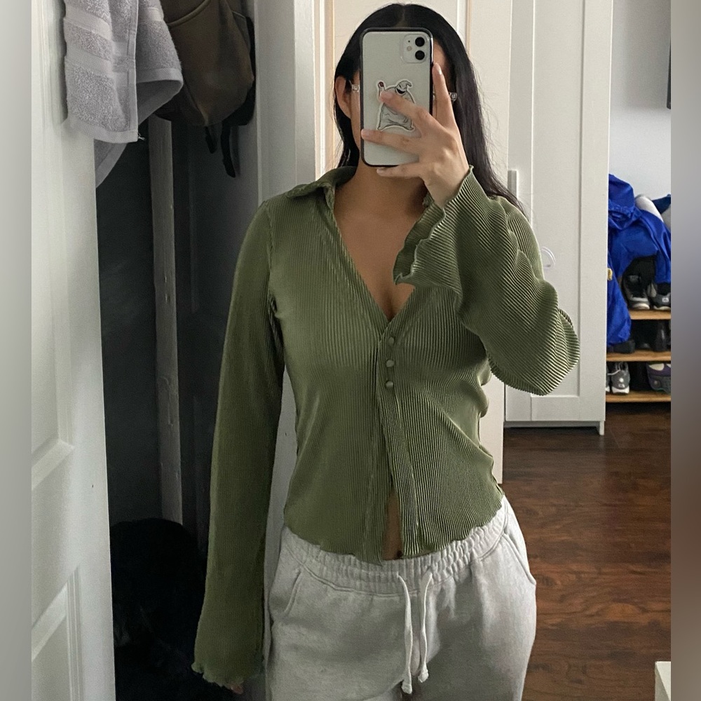 Pleated long sleeve V-neck shirt